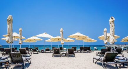 راهنمای جامع اجاره چتر و تخت آفتاب‌گیر در دبی